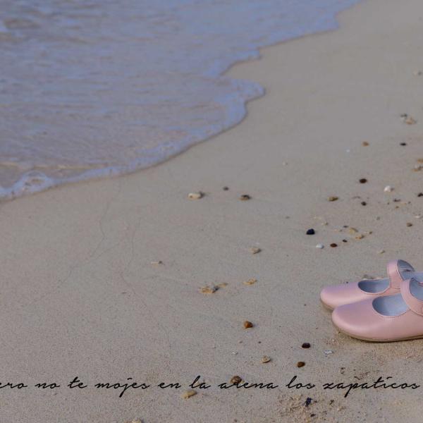 Anda, pero no te mojes en la arena los zapaticos de rosa.