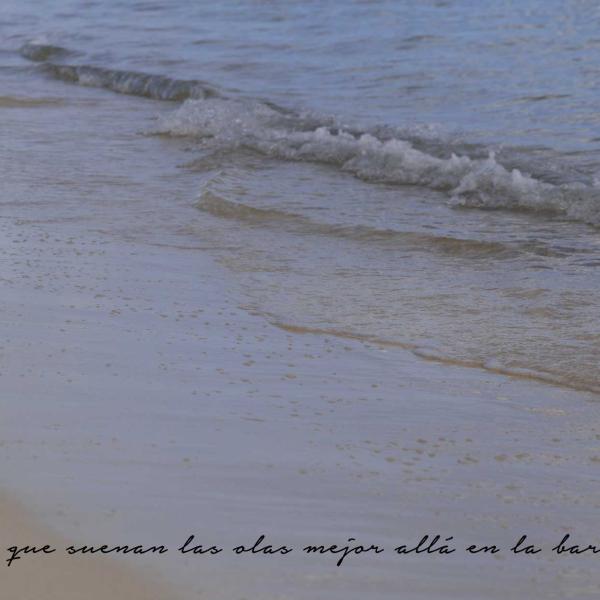 Dicen que suenan las olas mejor allá en la barranca.