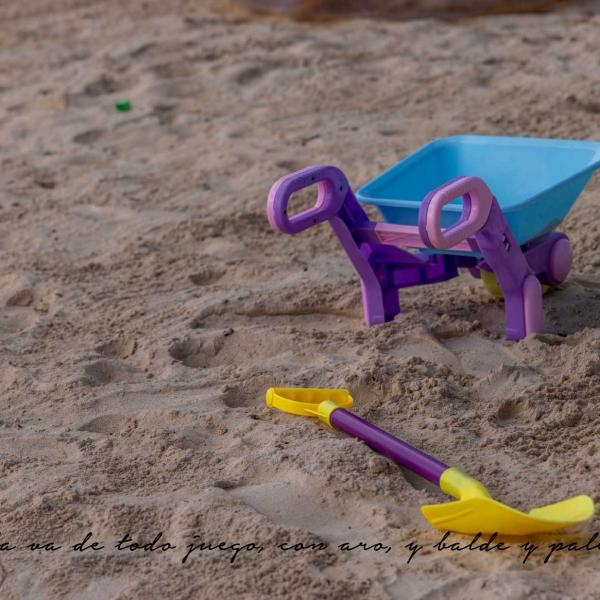 Ella va de todo juego, con aro, y balde y paleta.