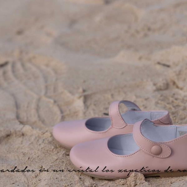 Guardados en un cristal los zapaticos de rosa