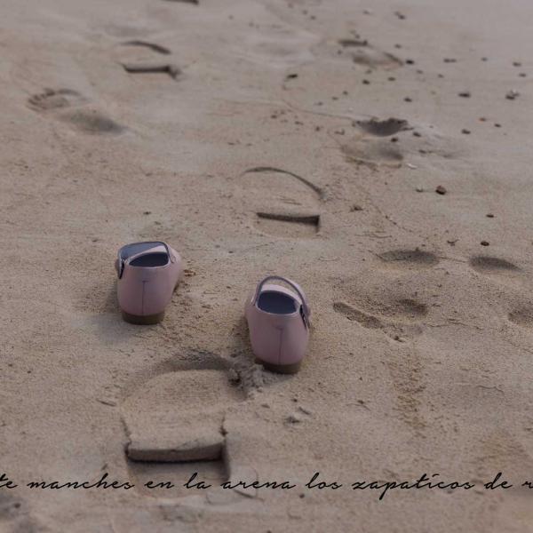 ¡No te manches en la arena los zapaticos de rosa!