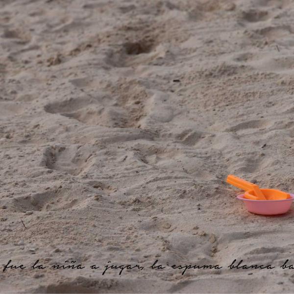Se fue la niña a jugar, la espuma blanca bajo.